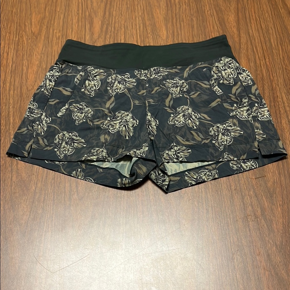 Athleta Trekkie‎ North Floral Print Shorts, Terra Firma Olive, size 8